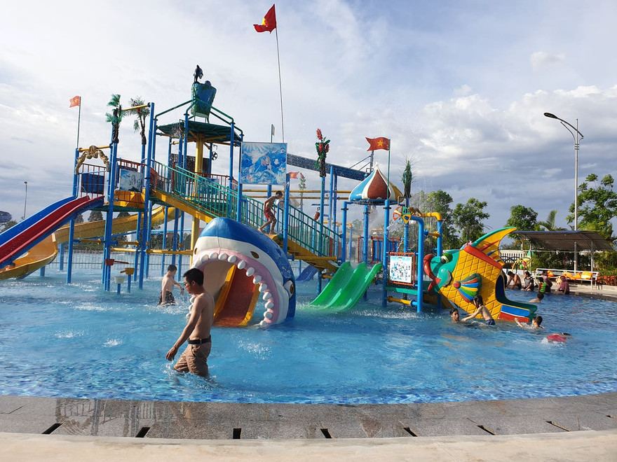 Bé trai 7 tuổi đuối nước thương tâm trong công viên nước