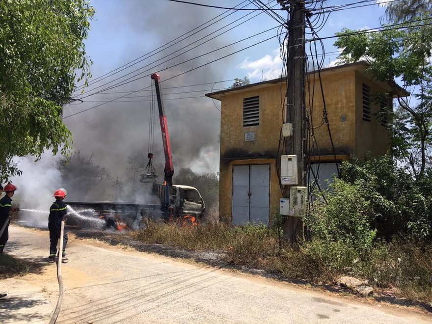 Xe cẩu vướng dây điện bốc cháy, tài xế chết thương tâm