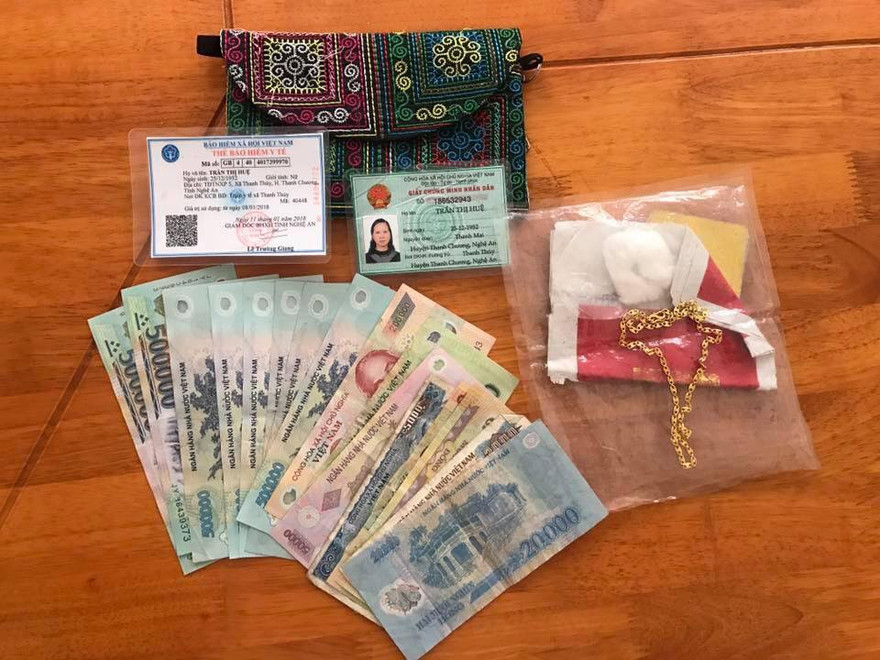 Đại úy Công an trả lại tiền và dây chuyền vàng cho người đánh rơi