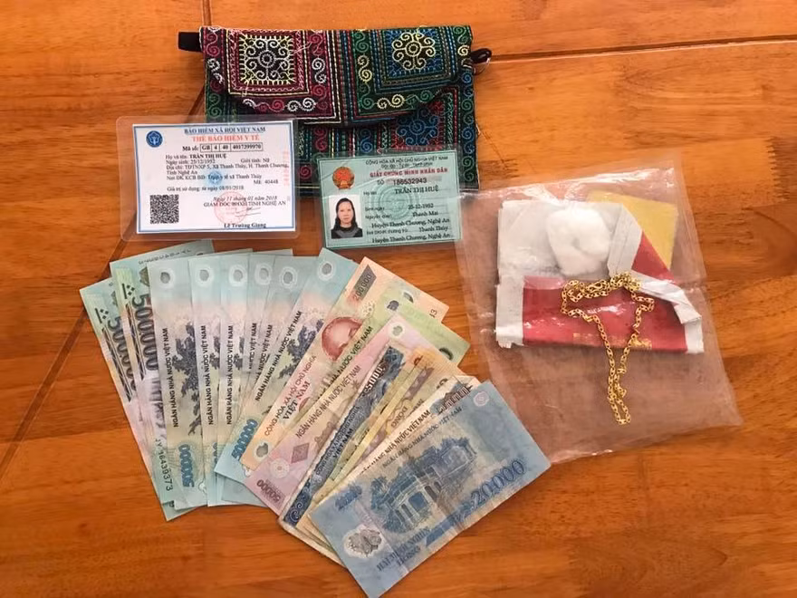 Đại úy Công an trả lại tiền và dây chuyền vàng cho người đánh rơi