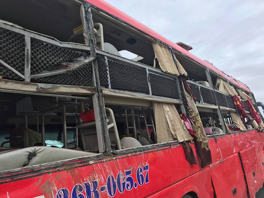 Xe khách lật nghiêng dưới ruộng khiến 8 người thương vong