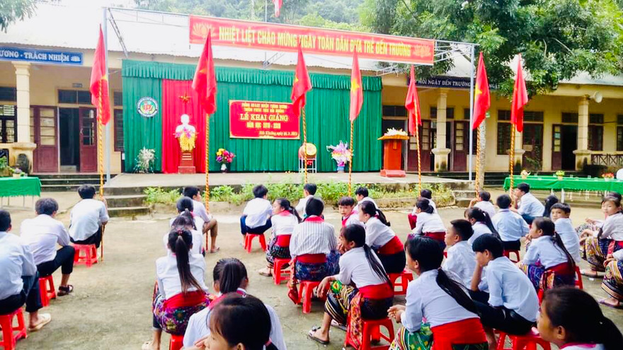 Trường học ở xã nghèo nhất Nghệ An tổ chức khai giảng sớm