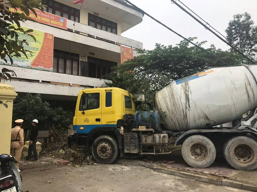 Xe bồn mất lái lao thẳng vào trụ sở KHHGĐ 