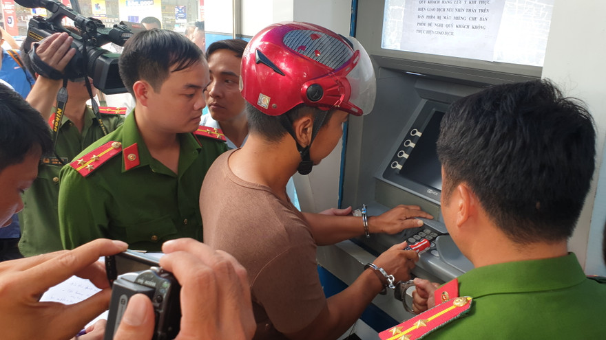 Khởi tố 3 người Trung Quốc trộm thông tin thẻ ATM chiếm đoạt tài sản