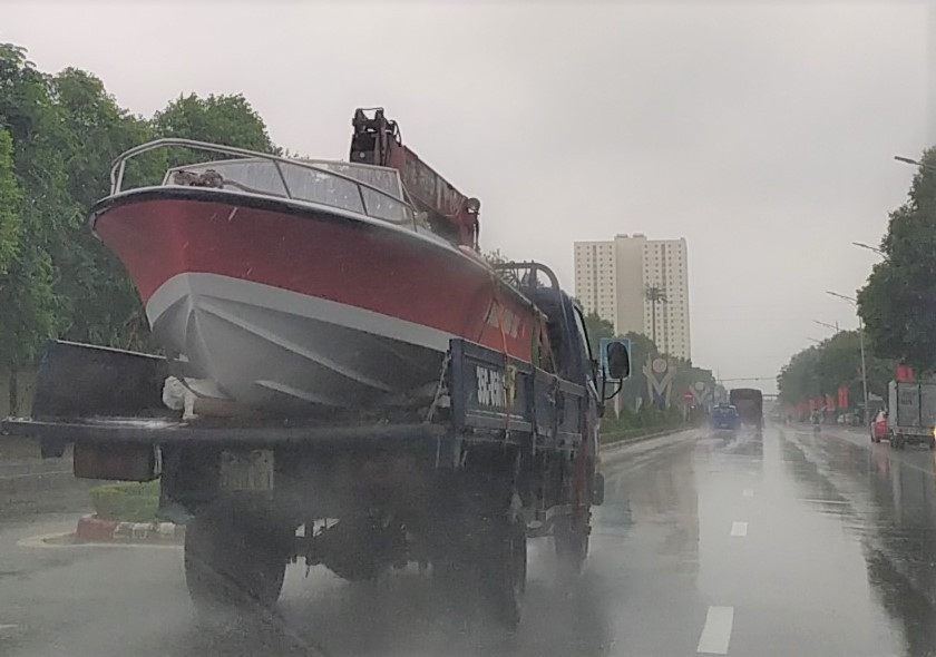 Công an Nghệ An chi viện ca nô cứu dân vùng lũ Hà Tĩnh