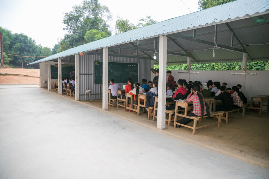 Tường nứt, ngói đổ, thầy trò bỏ lớp ra nhà giữ xe để học