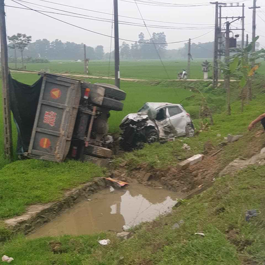 Lao xuống ruộng, ô tô nát bét sau đấu đầu với xe tải