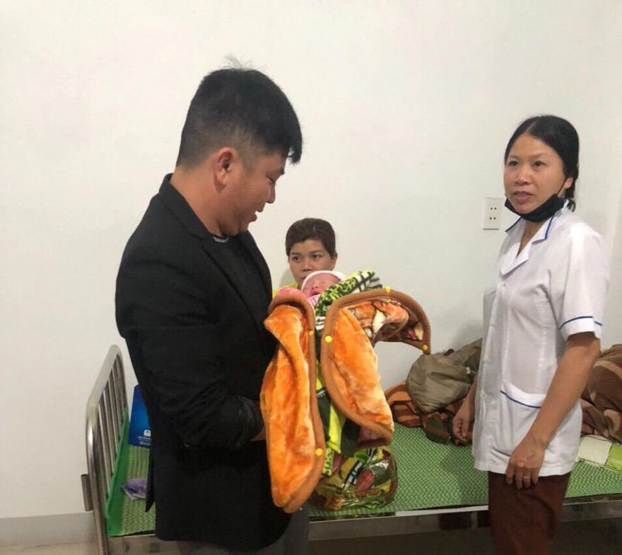 Bé gái sơ sinh bị bỏ rơi trước nhà dân trong đêm