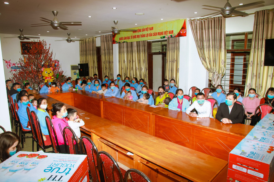 Quỹ Vì Tầm Vóc Việt, báo Tiền Phong trao quà cho người nghèo dịp tết Nguyên đán