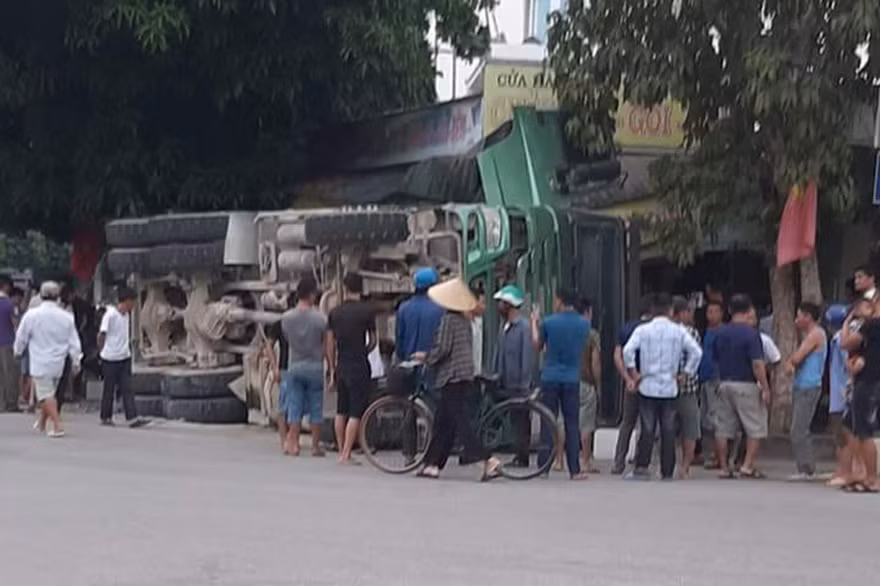 Xe chở đá bị lật nghiêng bên quốc lộ, đè sập nhà dân