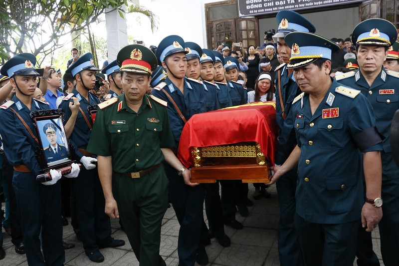Nghẹn ngào giây phút người thân, đồng đội tiễn đưa hai phi công Su-22