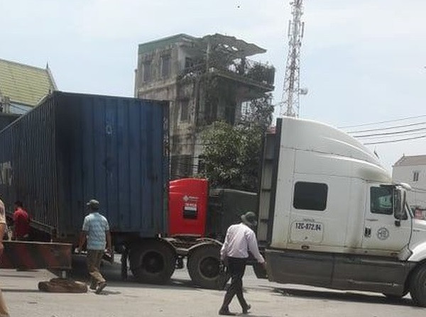 Xe đầu kéo đang lưu thông bỗng đứt đôi giữa quốc lộ 1A, nhiều người hoảng loạn