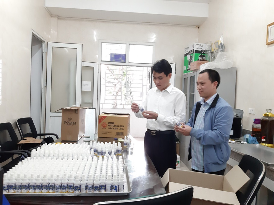 ĐH Vinh sản xuất dung dịch rửa tay, cấp phát miễn phí cho người dân