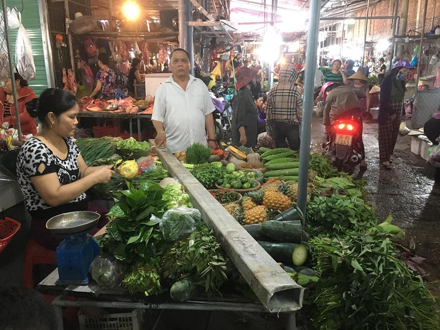 Thanh sắt 3,5m rơi xuống quầy, khách hàng hoảng loạn bỏ chạy