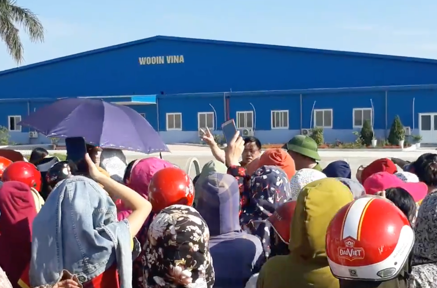 Hàng trăm công nhân nhà máy may ‘đội nắng’ đình công đòi quyền lợi