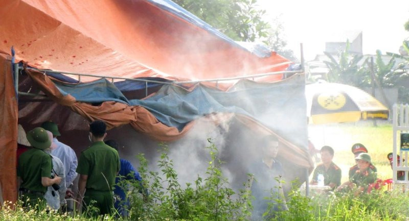 Cận cảnh khu vực khai quật tử thi chị H