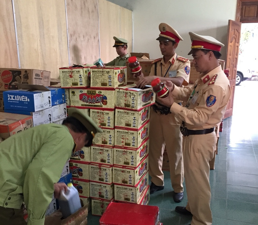 Tạm giữ xe tải chở lượng lớn bia rượu không giấy tờ