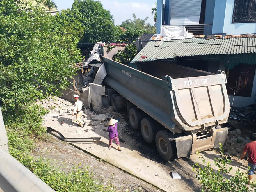 Xe đầu kéo chạy tốc độ cao mất lái đâm vào nhà dân