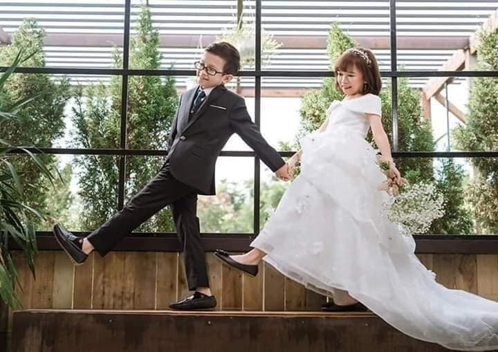 Đám cưới của cặp vợ chồng 'tí hon' khiến nhiều người xúc động