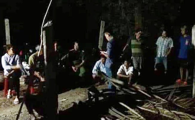 Người dân xóm Tân Lâm, xã Phú Sơn bàng hoàng sau sự việc xảy ra.