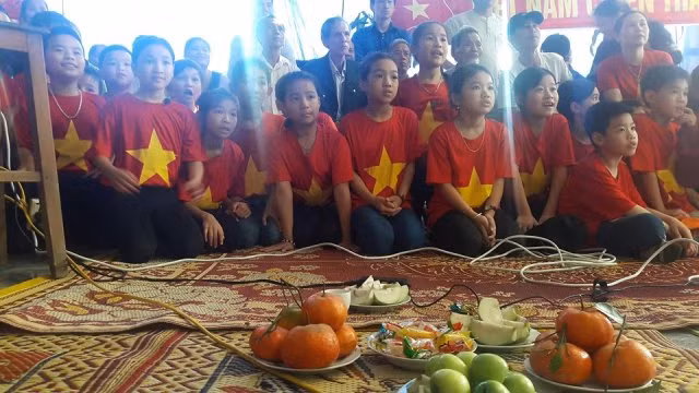 Mẹ Công Phượng mang gạo quê, củ sắn sang TQ tẩm bổ cho U23 Việt Nam