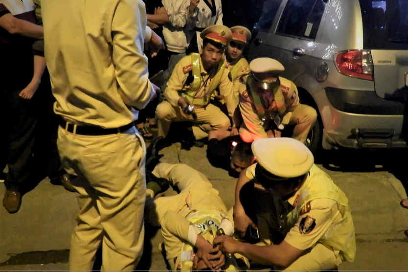 Tạm giữ tài xế đánh CSGT khi bắt đo nồng độ cồn