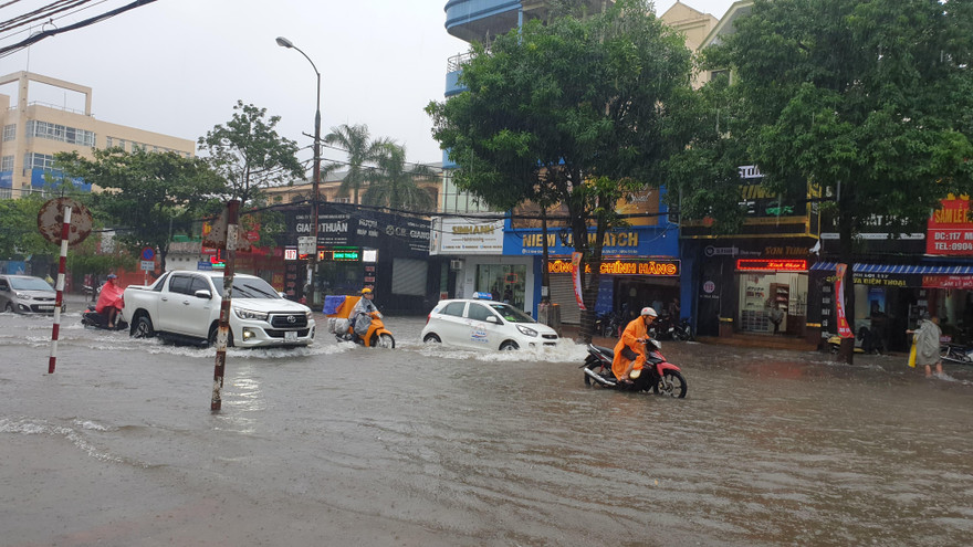Mưa lớn gây ngập lụt, hàng ngàn học sinh Nghệ An, Hà Tĩnh không thể tới trường