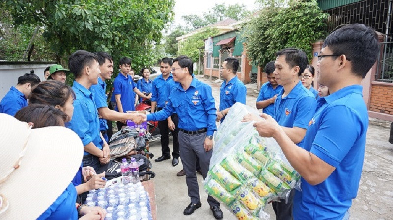 Sắc xanh tình nguyện đồng hành cũng sĩ tử