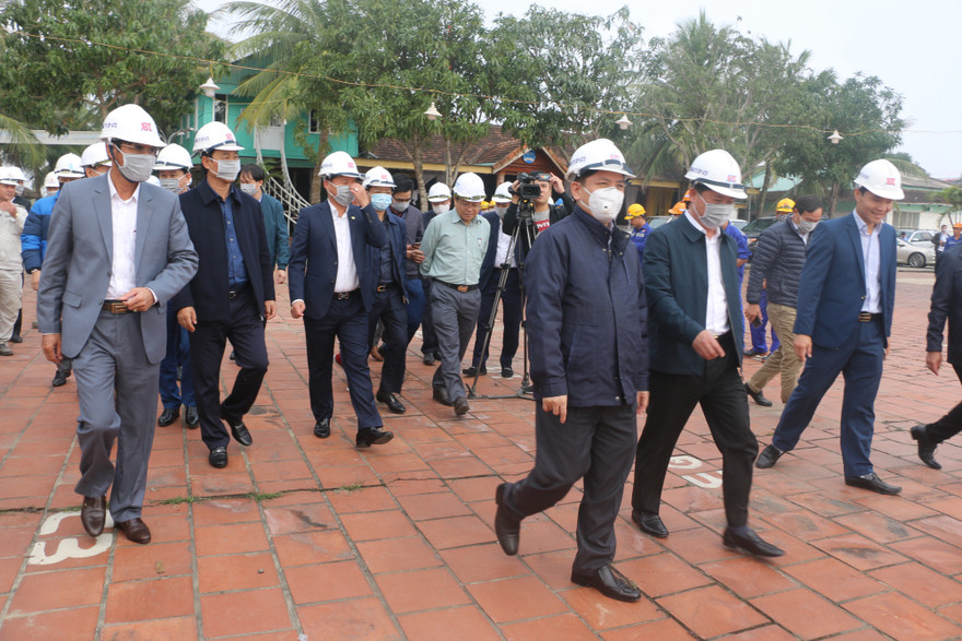 Bộ trưởng Bộ GTVT đốc tiến độ dự án cầu Cửa Hội