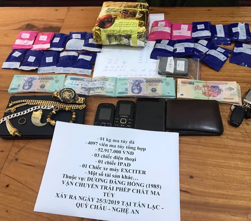 Cảnh sát giao thông quật ngã đối tượng ma túy bỏ xe chạy trốn