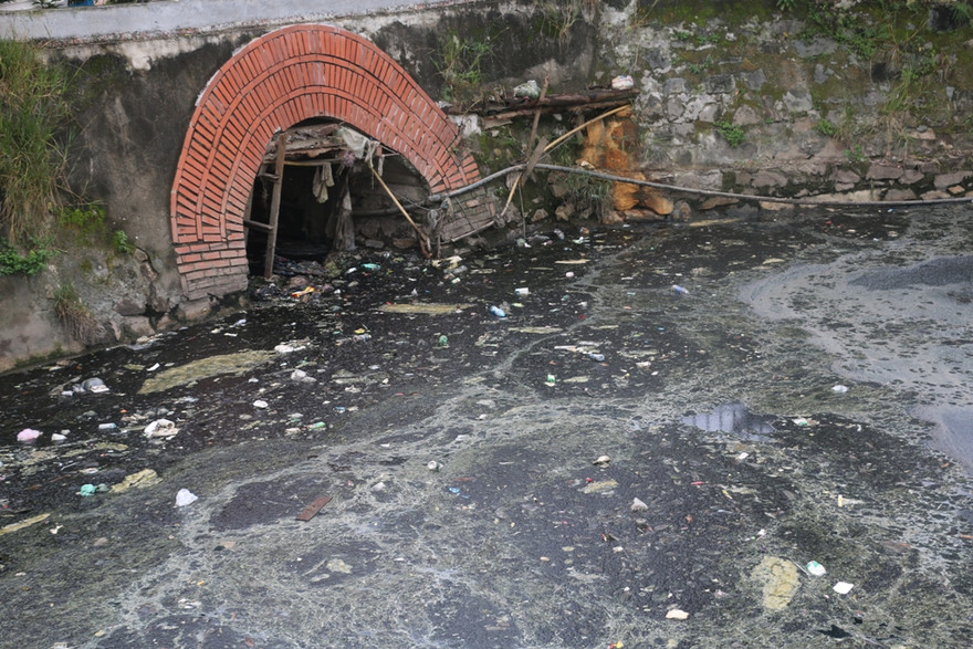 Ô nhiễm nghiêm trọng tại di tích hào Thành cổ Vinh