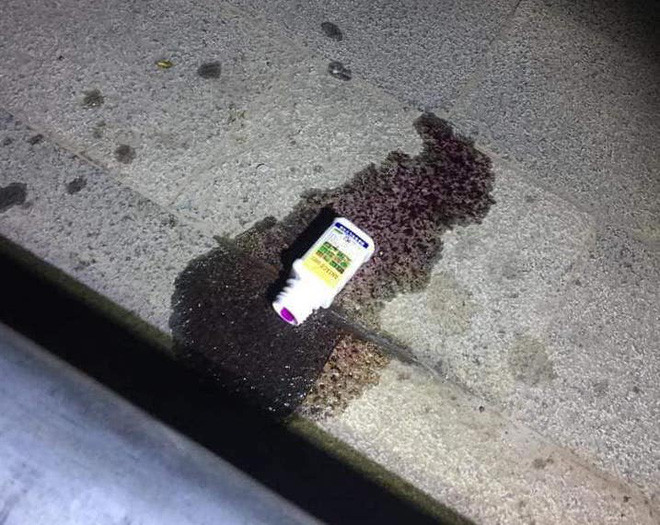 Người phụ nữ gục cạnh lọ thuốc trừ sâu tại trạm chờ xe buýt