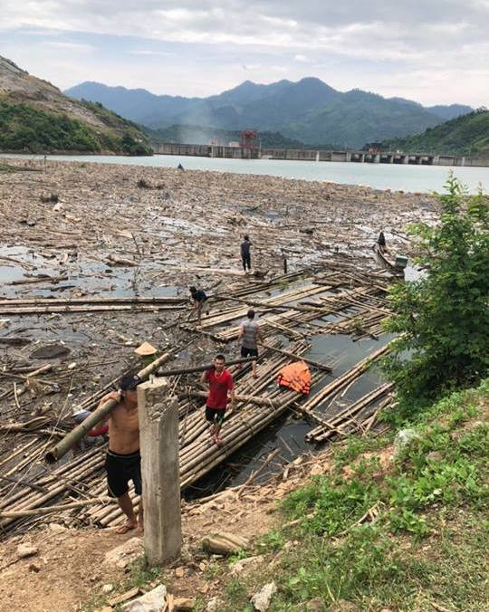 Nhà máy thủy điện Bản Vẽ dọn rác trong lòng hồ
