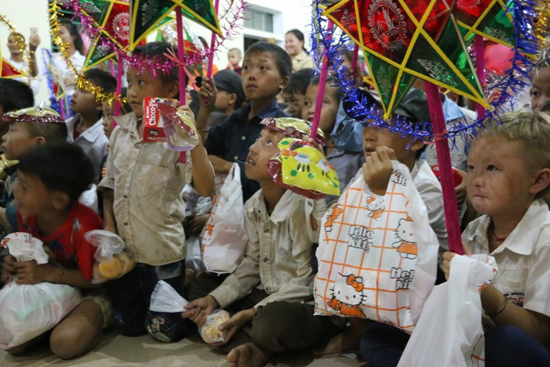 Ấm áp chương trình 'Trung thu biên giới - Chia sẻ yêu thương'