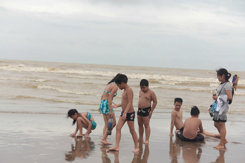 Du khách tắm biển Cửa Lò sau ngày mưa bão