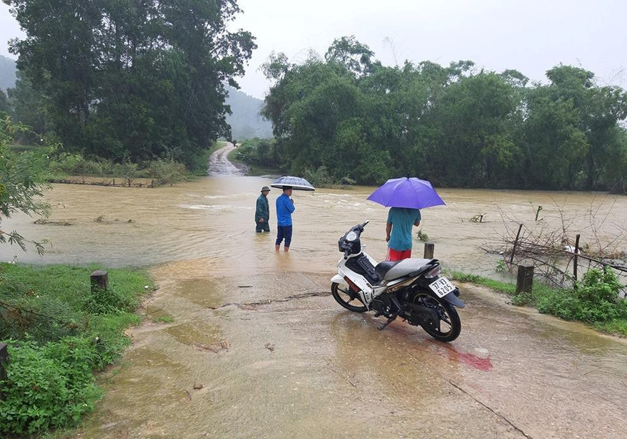 Mưa lớn nhấn chìm hoa màu, chia cắt giao thông ở Nghệ An