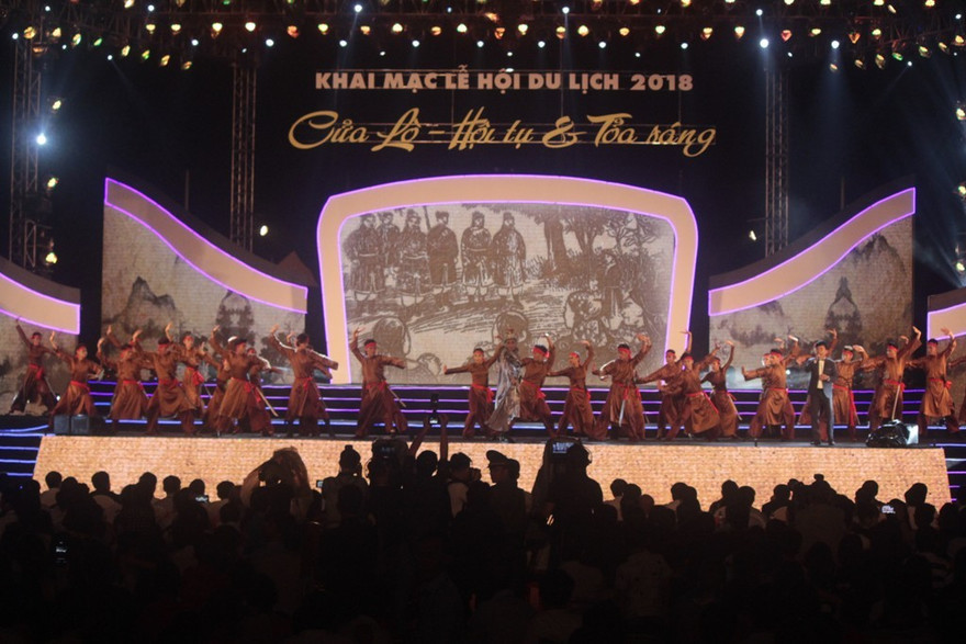 Phó Thủ tướng Vương Đình Huệ đánh trống khai mạc Lễ hội du lịch biển Cửa Lò 2018