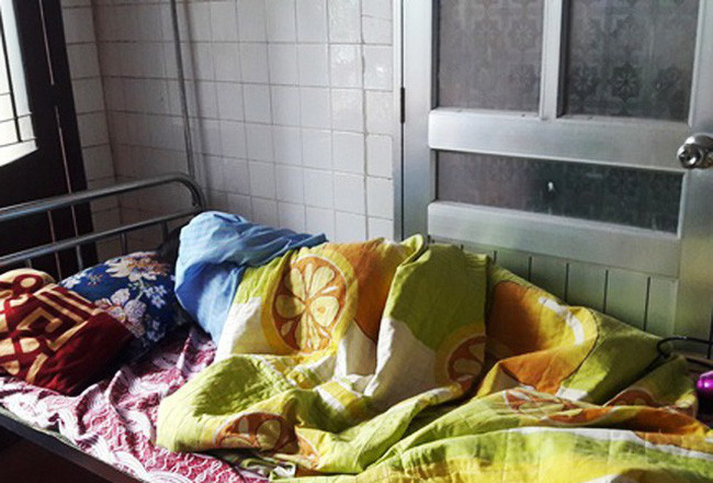 Giáo viên thực tập bị đánh: Quỳ để bảo vệ đứa con trong bụng