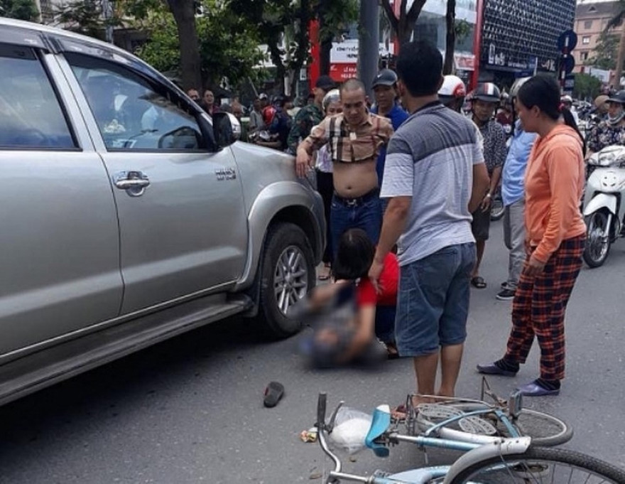 Khởi tố tài xế lùi xe gây chết người sau khi cãi nhau với vợ