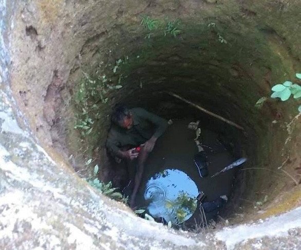 Ông Việt mắc kẹt dưới giếng sâu trong 5 tiếng