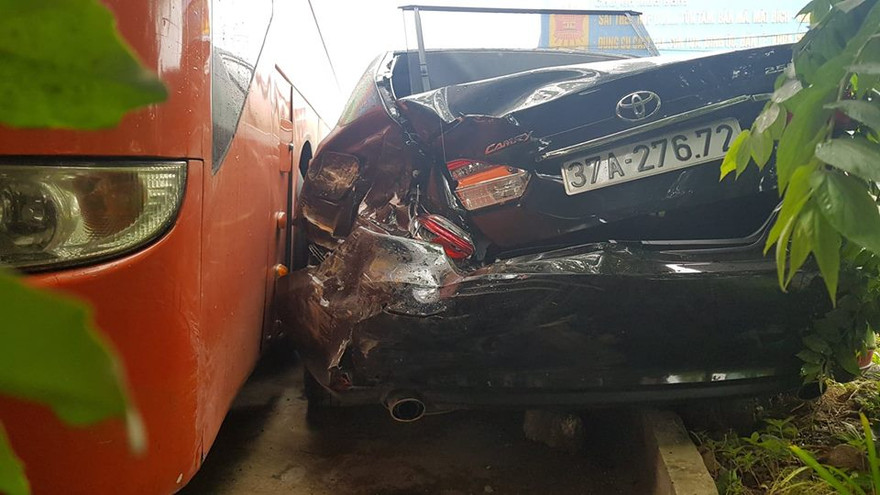 Xe khách đâm văng xe Camry hàng chục mét trên quốc lộ