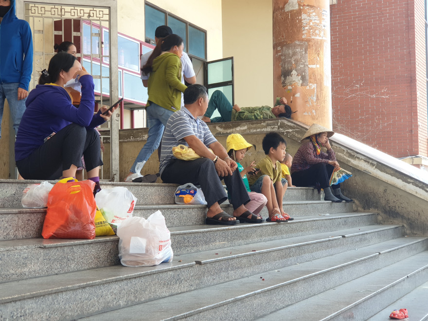 Trời 'đổ lửa', lao động sõng soài trên nền chợ đầu mối lớn nhất Bắc Trung Bộ