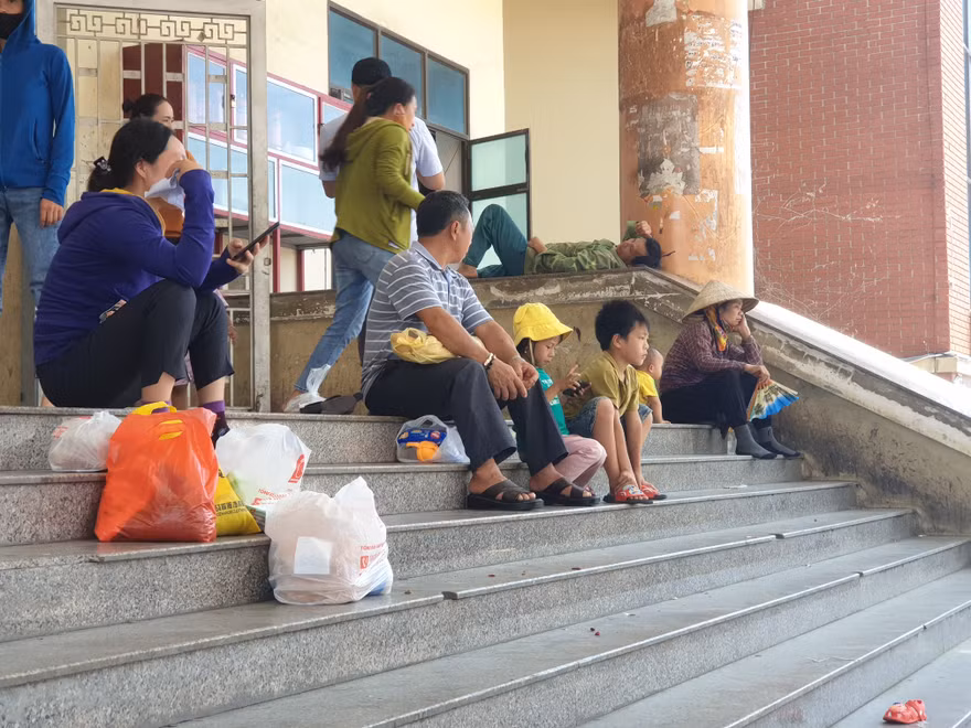 Trời 'đổ lửa', lao động sõng soài trên nền chợ đầu mối lớn nhất Bắc Trung Bộ