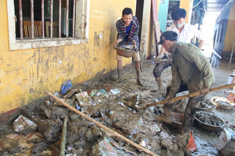 Giáo viên, học sinh vùng cao 'vật lộn' với bùn đón năm học mới