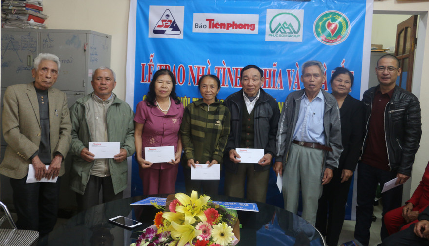 Báo Tiền Phong và nhà tài trợ trao 100 triệu đồng cho cựu TNXP Nghệ An