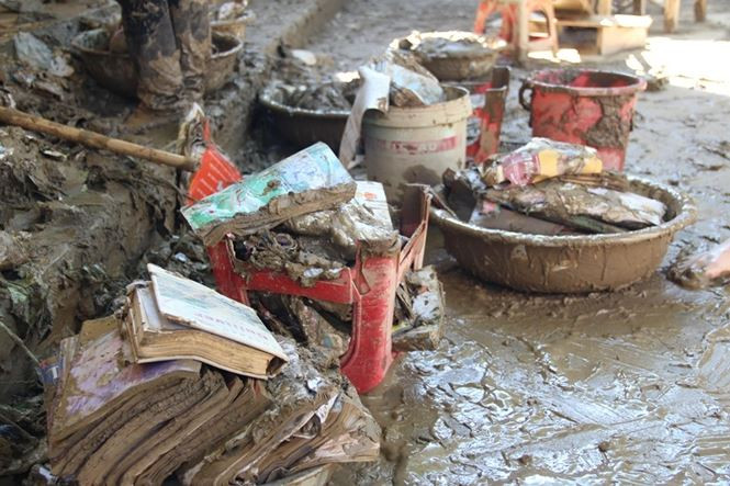 Thủy điện ồ ạt xả lũ, phụ huynh hối hả đến trường đón con