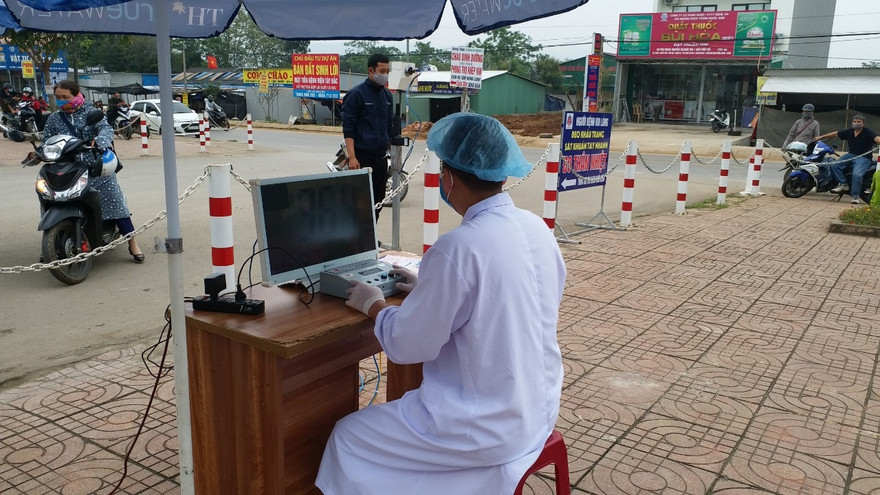 Máy đo thân nhiệt từ xa đang hoạt động tại BV Tây Bắc - Nghệ An. Ảnh: Cảnh Huệ