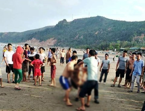 Chồng tử vong khi ra biển cứu vợ đang mang bầu bị sóng cuốn