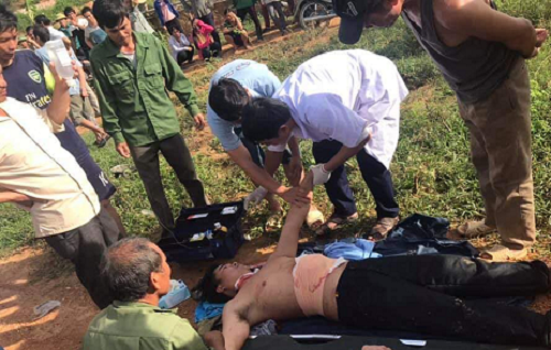 Nạn nhân sau đó được sơ cứu và đưa đến trung tâm y tế huyện để xử lý