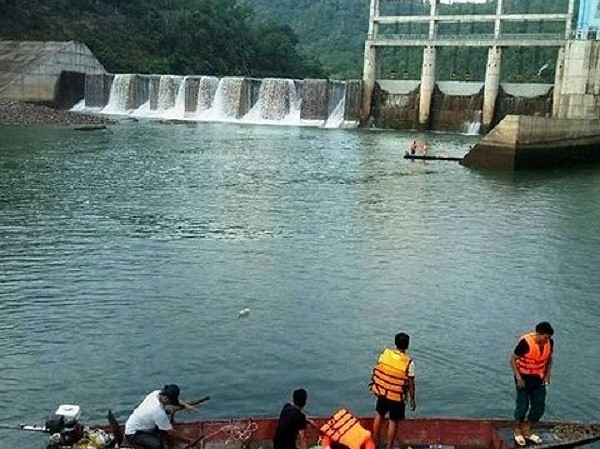 Khởi tố bị can hai cán bộ nhà máy thủy điện xả nước gây chết người